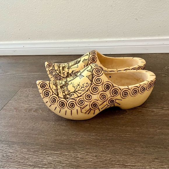 Wooden Clogs with Windmill Design - Picture 7 of 11